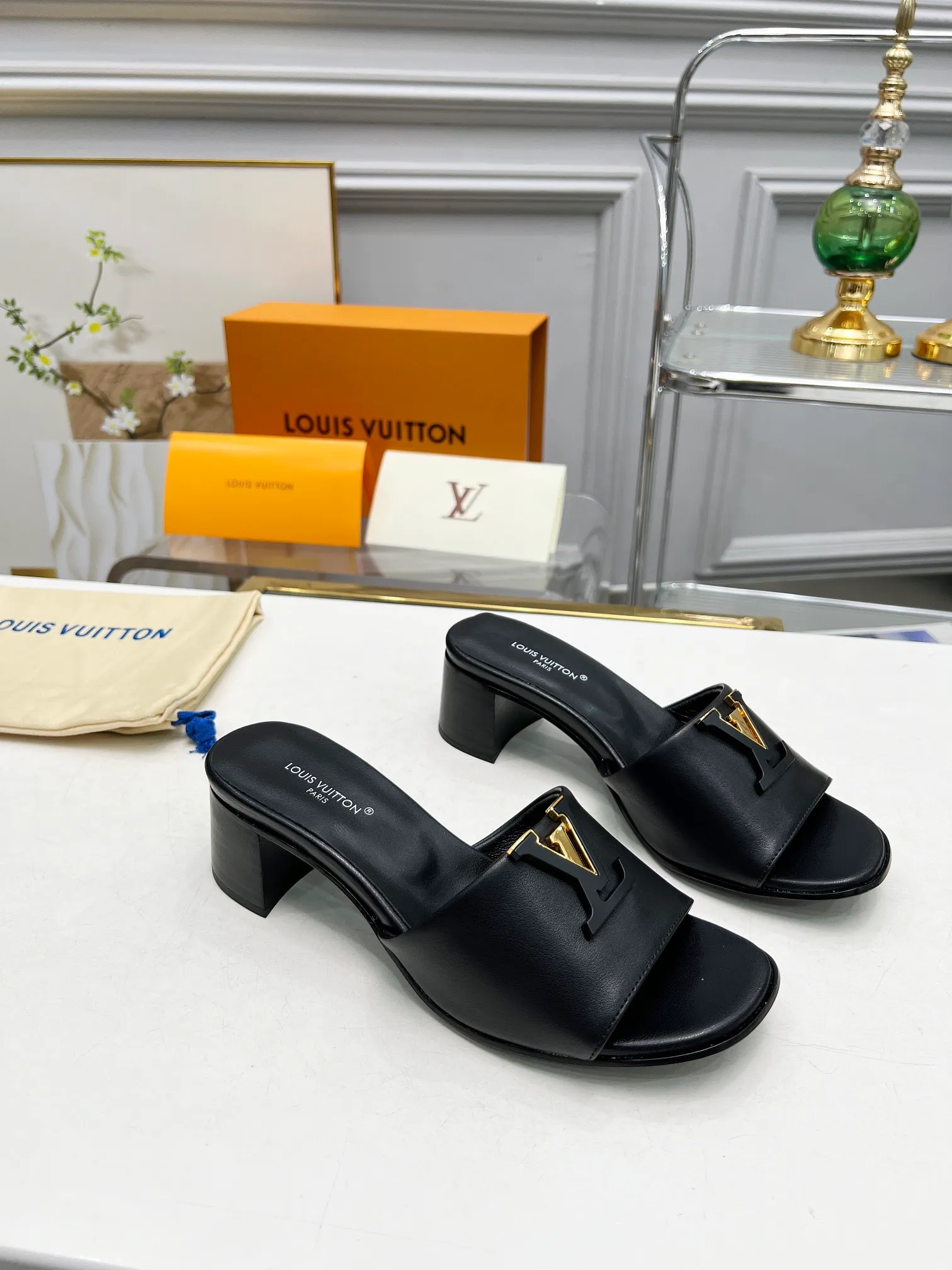 👟👟Ex-factory price 460👟👟Louis Vuitton/Louis Vuitton women's new sandals LV SUNSET COMFORT flat sandals are made of exquisite cowhide and sheepskin lining, the uppers show handicrafts, and are matched with genuine leather soles*@wearing experience. LV logo hardware buckle on upper, size 35-42